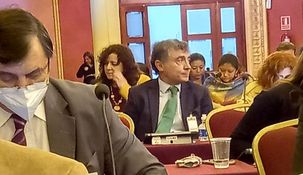 Ante el murmullo generalizado de los legisladores, Rodríguez Simón decidió huir de la sesión.