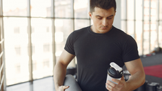 Las proteínas son esenciales para reparar tejidos musculares y potenciar el rendimiento físico.