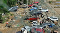 La localidad valenciana de Alfafar se convirtió en un paisaje con autos amontonados. La localidad valenciana de Alfafar se convirtió en un paisaje con autos amontonados.