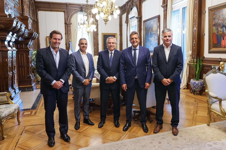 Alberto Fernández se reunió con Sergio Massa y empresarios vitivinícolas.