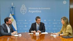 Ariel Sujarchuk, Sergio Massa y Flavia Royon firmaron el convenio. Ariel Sujarchuk, Sergio Massa y Flavia Royon firmaron el convenio.