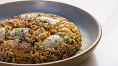 En este Bodegón de Buenos Aires podes deleitarte con el mejor arroz crujiente con mariscos. En este Bodegón de Buenos Aires podes deleitarte con el mejor arroz crujiente con mariscos.