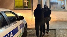 En la madrugada de este lunes, una vecina alertó a laPolicía por la rotura de la puerta de su vehículo y el robo del neumático delbaúl. En la madrugada de este lunes, una vecina alertó a laPolicía por la rotura de la puerta de su vehículo y el robo del neumático delbaúl.