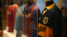 Lanzaron una subasta histórica de camisetas de Diego Maradona. Lanzaron una subasta histórica de camisetas de Diego Maradona.