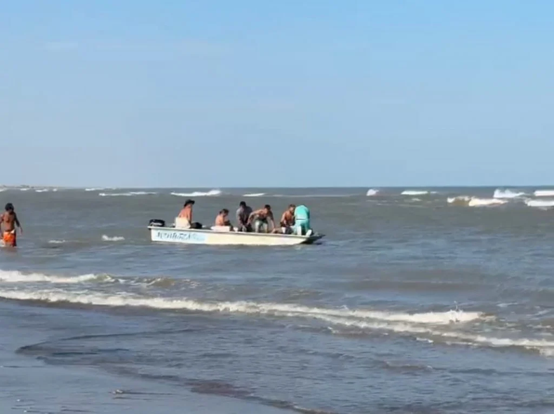 El joven de 29 años cayó al agua desde la escollera.