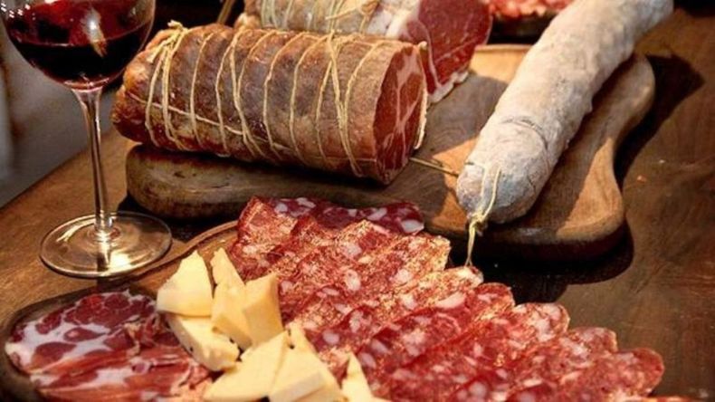 El periodista Seth Kugel, quien escribió la reseña, exploró varios lugares emblemáticos de la ciudad, pero fue este restaurante poco conocido el que lo conquistó.  