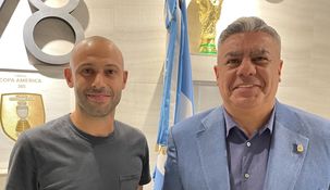 Javier Mascherano y Claudio Tapia sellaron el acuerdo para que el exfutbolista sea el nuevo DT.