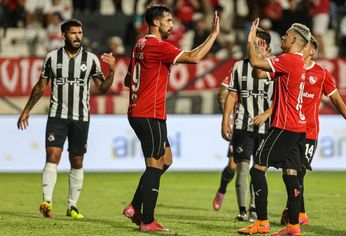 El paraguayo Gabriel Ávalos se destapó con dos goles.