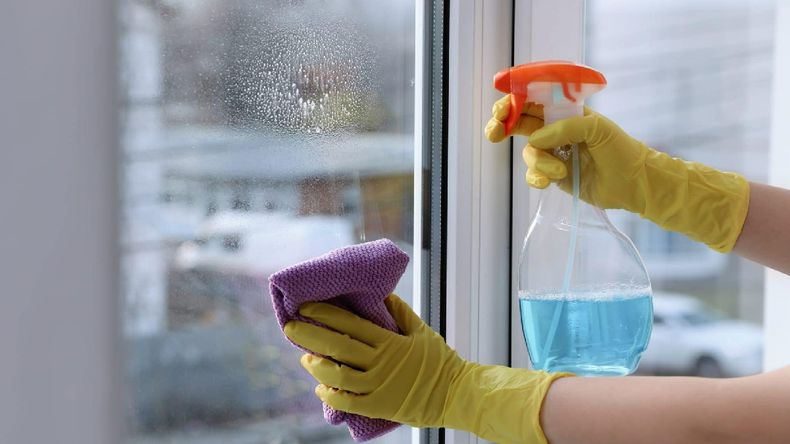 Limpiar las ventanas con sal es más efectivo que con otros productos.