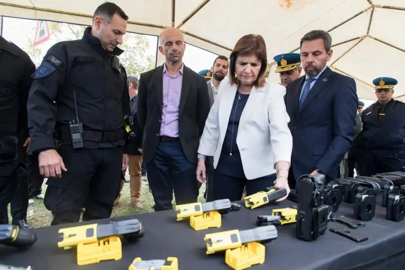 Patricia Bullrich destacó la modernidad de las Tasers adquiridas por el Gobierno.&nbsp;