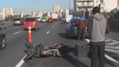 Fuerte choque entre un auto y una moto en la Autopista 25 de Mayo: el SAME trasladó en helicóptero a un herido Fuerte choque entre un auto y una moto en la Autopista 25 de Mayo: el SAME trasladó en helicóptero a un herido