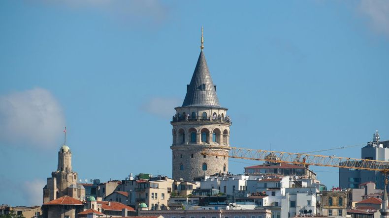 Estambul se presenta como un verdadero puente entre Oriente y Occidente, ofreciendo una mezcla cultural única