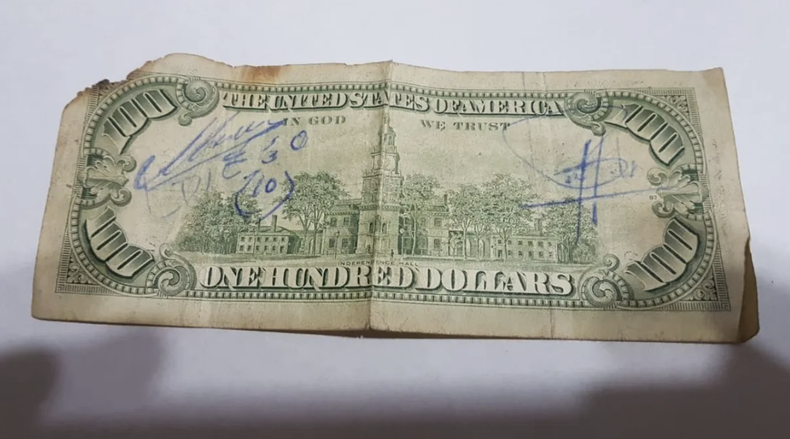 El billete de USD$ 100 firmado con el que Maradona prendió un habano.
