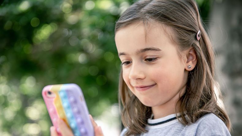 Con esta nueva disposición, se amplía el acceso a partir de los 10 años, siempre que madres, padres o tutores otorguen una autorización previa.