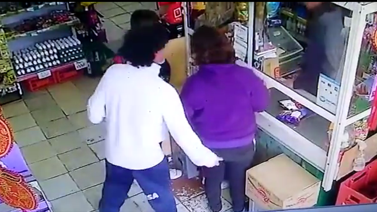 Video: manoseó a una mujer delante de sus hijos en un supermercado en Morón