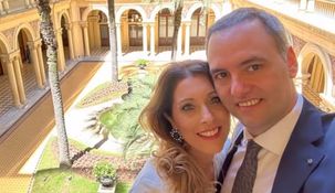 Manuel Adorni y su esposa, Bettina Angeletti, en Casa Rosada.