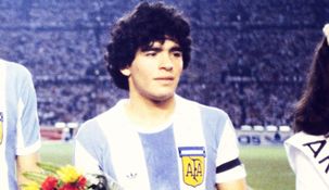 El exfutbolista contó cómo fue jugar con Maradona.