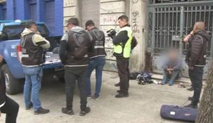 El detenido junto a los oficiales de la Policía de la Ciudad.