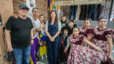 El cantautor cubano y la jefa comunal en el centro cultural del barrio San Norberto. El cantautor cubano y la jefa comunal en el centro cultural del barrio San Norberto.