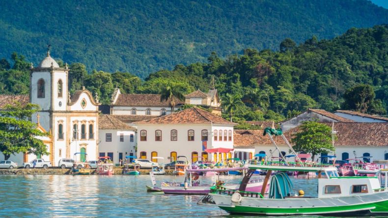 A lo largo de su extensa costa, el país ofrece opciones variadas, desde destinos cosmopolitas hasta rincones de naturaleza intacta, todos caracterizados por su belleza escénica que invita al descanso y a la exploración.  