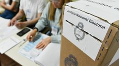 El incumplimiento de la carga pública constituye un delito electoral.