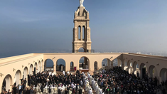 El islam desempeña un papel político importante en Argelia y se pueden identificar tres perspectivas. La primera es la islamista, que considera al islam como una religión que lo abarca todo y debe formar parte de todos los aspectos de la vida, tanto privados como públicos. El islam desempeña un papel político importante en Argelia y se pueden identificar tres perspectivas. La primera es la islamista, que considera al islam como una religión que lo abarca todo y debe formar parte de todos los aspectos de la vida, tanto privados como públicos.