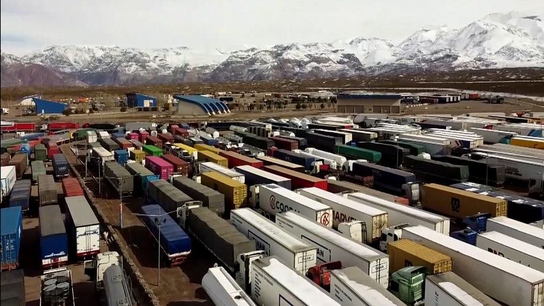 El fuerte temporal provocó el corte de rutas y dejó dos metros de nieve.