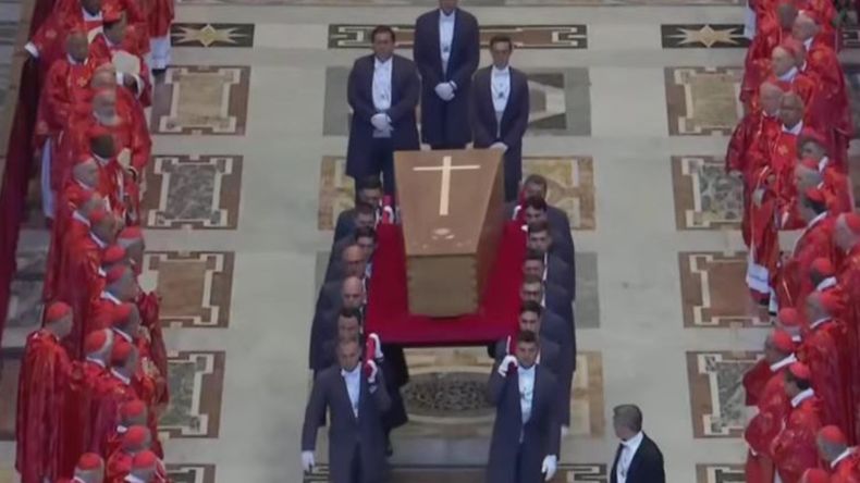 El cuerpo del papa Francisco siendo retirado en el cortejo fúnebre.&nbsp;
