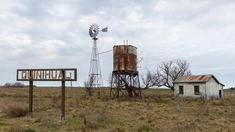 Quiñihual es un destino ideal para quienes buscan una escapada rural y conocer la historia de los pueblos fantasma. Quiñihual es un destino ideal para quienes buscan una escapada rural y conocer la historia de los pueblos fantasma.