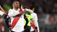 Los hinchas de Flamengo no están conformes con el equipo y De La Cruz es uno de los apuntados Los hinchas de Flamengo no están conformes con el equipo y De La Cruz es uno de los apuntados