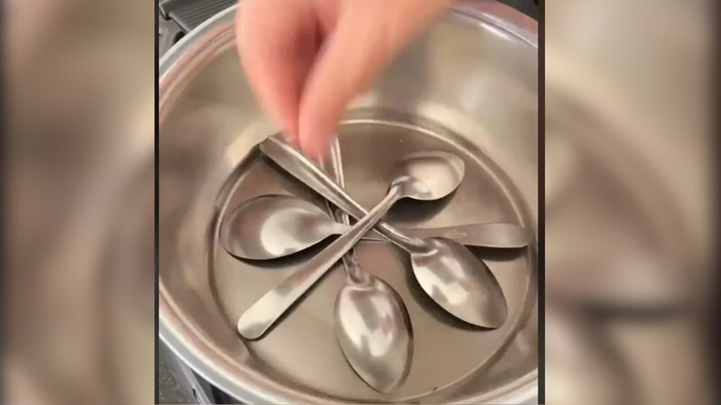 Con elementos cotidianos, este método permite cocinar al vapor sin ollas específicas.
