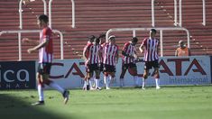 Los jugadores de Estudiantes festejan el triunfo en Mendoza. Los jugadores de Estudiantes festejan el triunfo en Mendoza.