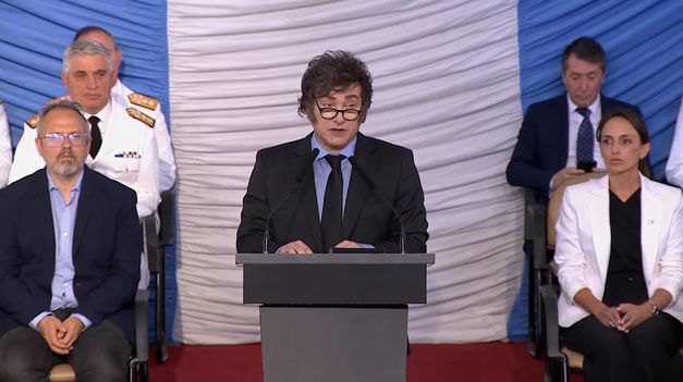 Javier Milei en la entrega de sables del Colegio Militar.