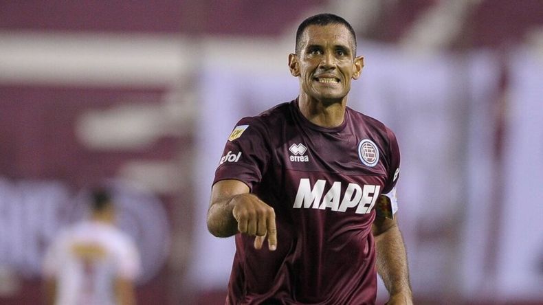 José Sand tiene 42 años.