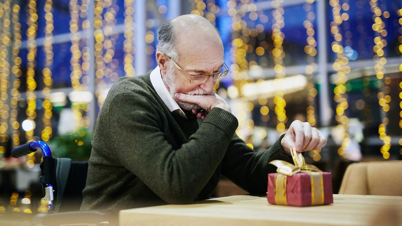 Algunos adultos mayores pueden sentirse más solos durante las fiestas.
