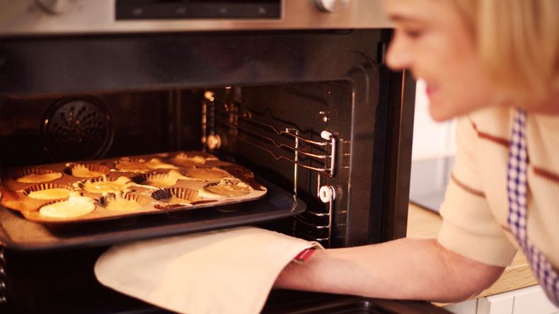 Con ventiladores que distribuyen el calor, el horno de convección cocina de forma pareja y veloz.  