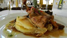 Su menú incluye clásicos como la sopa de cebolla, el pato a la naranja y la crème brûlée, Su menú incluye clásicos como la sopa de cebolla, el pato a la naranja y la crème brûlée,