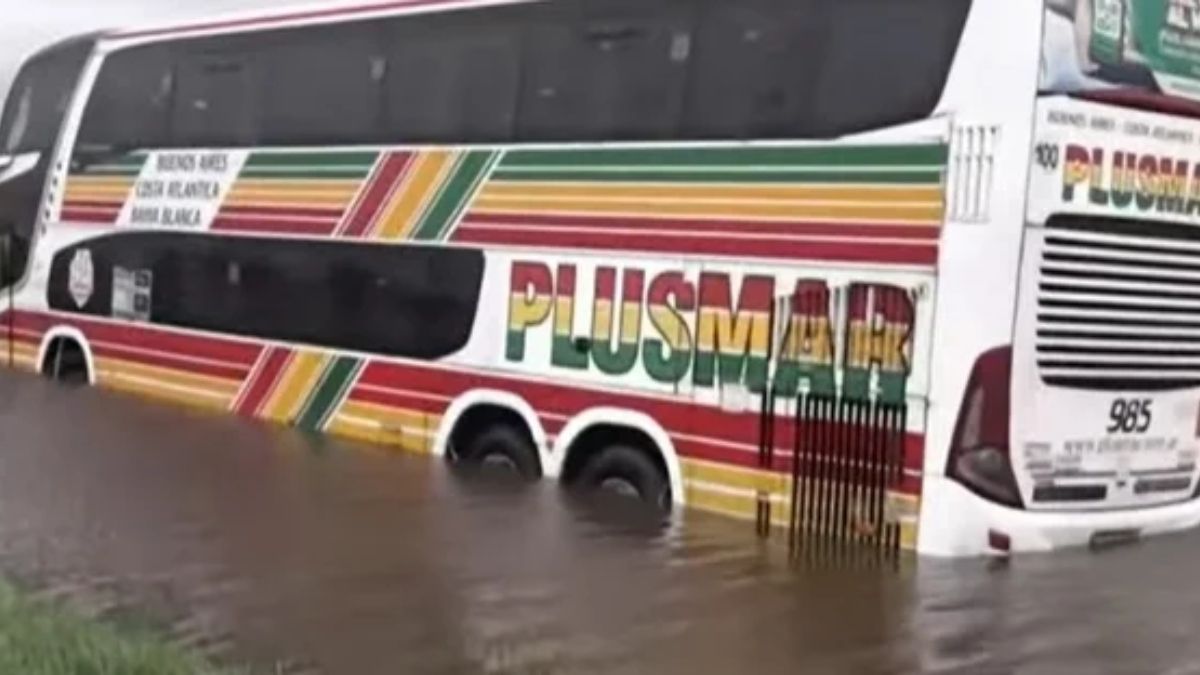 Tormenta de Santa Rosa: un micro quedó varado en la Ruta 5 y rescataron a los pasajeros en lancha