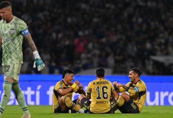El festejo tras el gol de Bareiro, con Paredes y Merentiel.