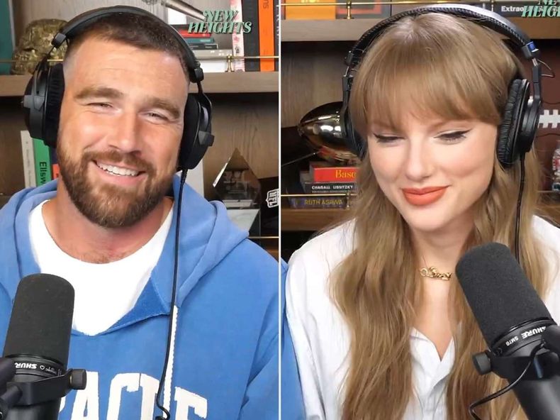 Travis Kelce (izquierda) y Taylor Swift (derecha) en el podcast de 'New Heights'.