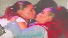 Lali Espósito recibió a la China Suárez en el escenario. Lali Espósito recibió a la China Suárez en el escenario.