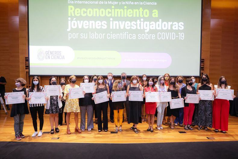 Alberto Fernández premió a mujeres científicas por su trabajo frente al Covid-19.