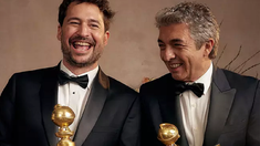 Mitre y Darín posan sonrientes con sus Globos de Oro. Mitre y Darín posan sonrientes con sus Globos de Oro.