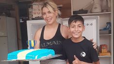 La empresaria junto al niño pastelero. La empresaria junto al niño pastelero.