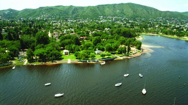 Es una de las villas turísticas más importantes de Argentina.