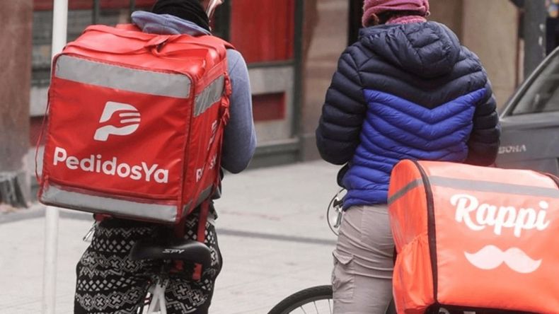 Repartidores de PedidosYa y Rappi, una de las salidas económicas más rápidas que ofrece el mercado laboral además de Uber.