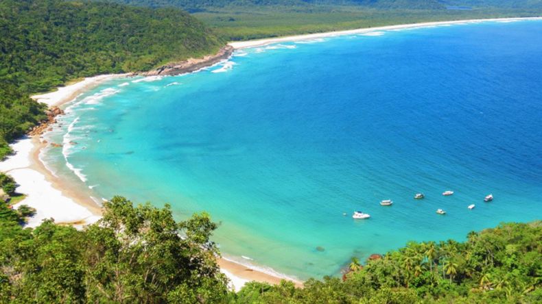 Desde Vila do Abraão parten excursiones en lancha hacia puntos icónicos como Feiticeira y Lopes Mendes.