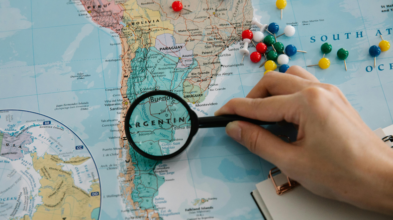 El estudio, basado en el procesamiento de grandes volúmenes de datos, identificó a un país latinoamericano como el más rechazado por su carácter social y cultural.