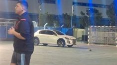 Un jugador de Racing se olvidó el auto en medio de la cancha de handball. Un jugador de Racing se olvidó el auto en medio de la cancha de handball.