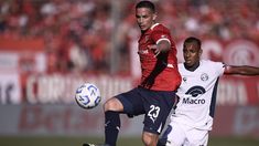 Iván Marcone ante Sebastián Villa. Iván Marcone ante Sebastián Villa.